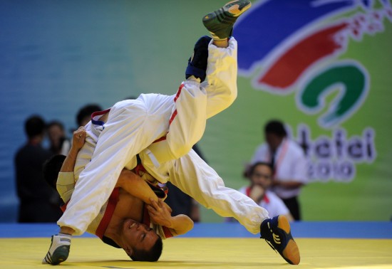 图文-中国式摔跤52公斤级赛况 内蒙古选手获胜