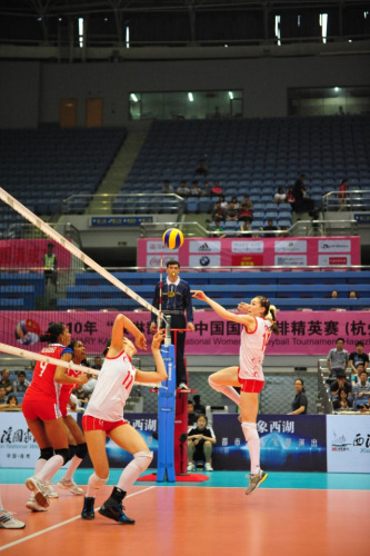 图文-女排精英赛土耳其3-0古巴 土耳其队打背飞