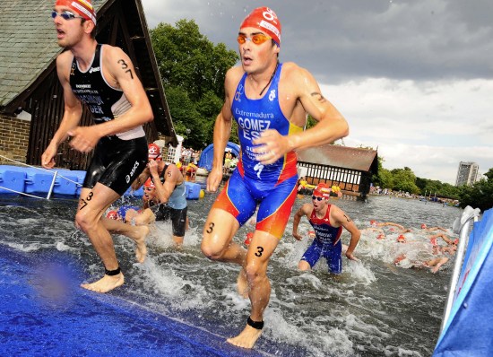 图文铁人三项伦敦站男子组赛况游泳项目竞争激烈