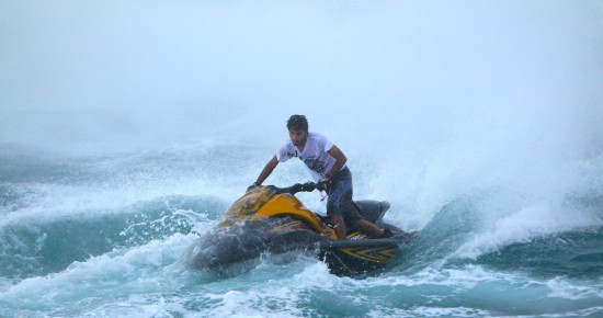 图文-阿布扎比的水上运动爱好者 用摩托艇征服大海