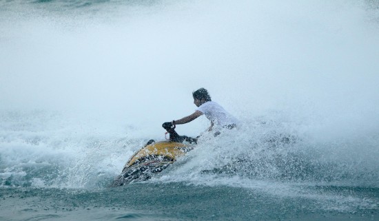 图文阿布扎比的水上运动爱好者享受征服大海的乐趣