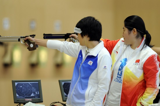 图文-方雪女子10米汽手枪收获银牌 一丝不苟比赛