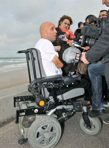 图文-法四肢截肢男横渡英吉利海峡 接受媒体采访