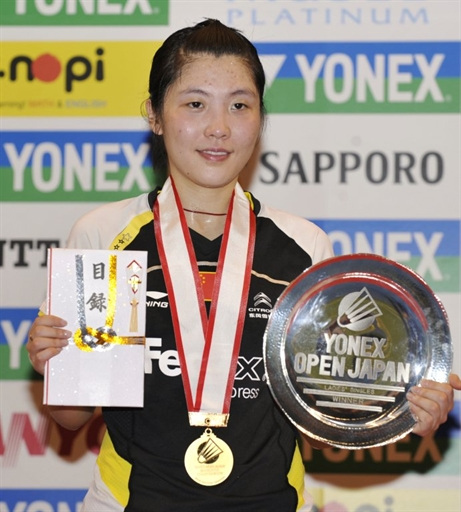 图文日本羽球赛蒋燕皎封后展示女单冠军奖盘