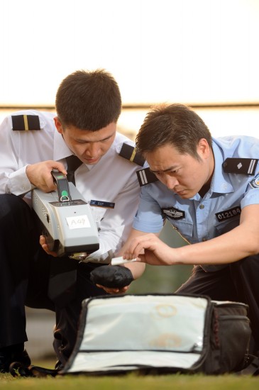 图文南航空警安全员开展亚运大练兵使用探测装置