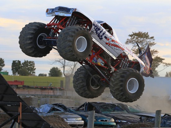 图文加拿大精彩的乡村大竞技超级越野车飞起来