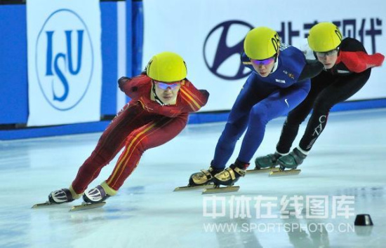 图文短道速滑世界杯上海站赛况周洋比赛中领滑