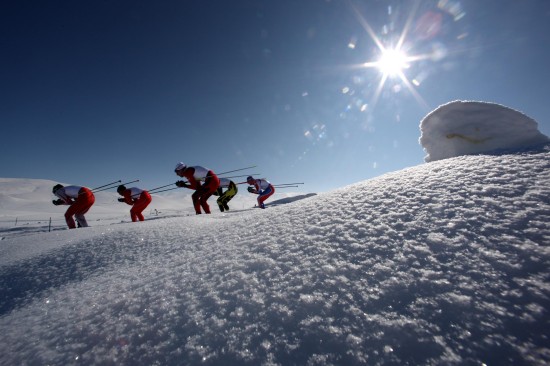 图文-大冬会越野滑雪比赛 结伴而行