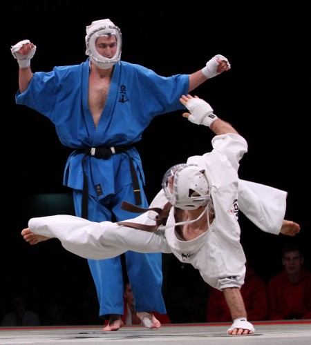 图文俄罗斯举行空道比赛单手撑地施展剪刀腿