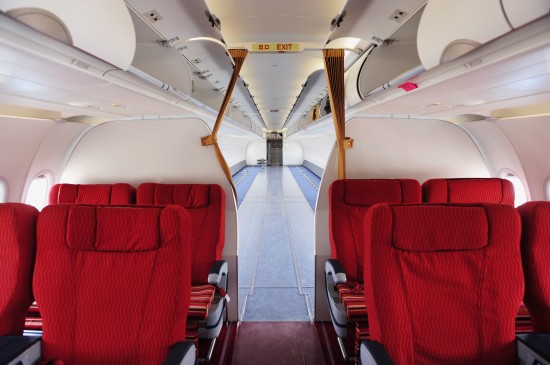 158个客座(含8个头等舱),由一架全新出厂的空客320-200飞机喷绘而成