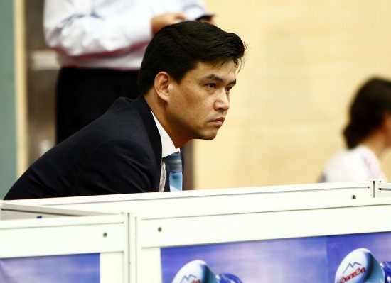 图文女子花剑世界杯赛国际剑联裁判叶冲观看比赛