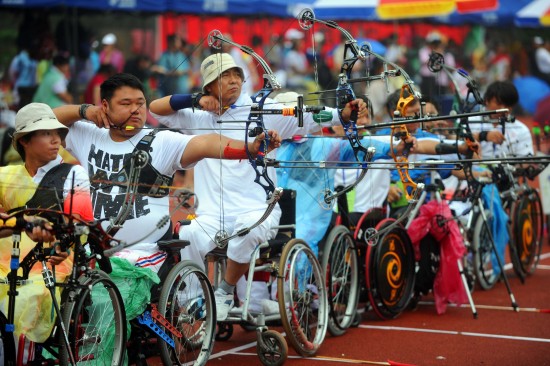 图文-第八届全国残运会决出首金 男子复合弓赛中