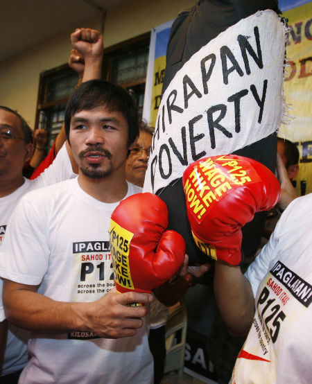 图文-帕奎奥支持菲工人工资增长 拳击手套写满倡议