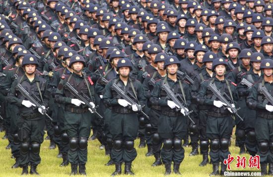 图文万名武警宣誓保大运平安特警战士装备精良