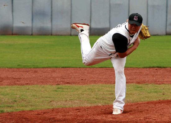 图文-海峡两岸棒球对抗赛第三日 江苏队全力投掷