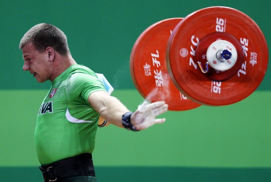 举重85公斤级b组挺举比赛中,第二次试举181公斤时失败,杠铃从手中脱落