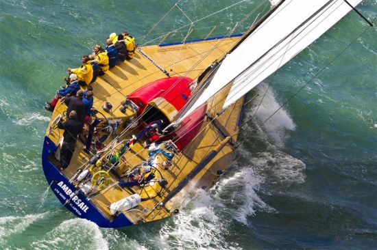 图文法斯特耐特帆船赛冠军产生帆船迎风破浪前进