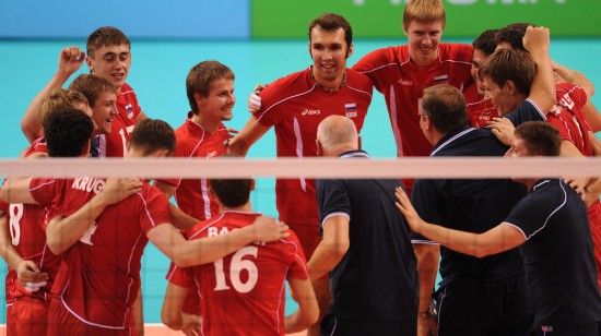 图文-大运排球俄罗斯男排夺冠 教练队员庆祝胜利