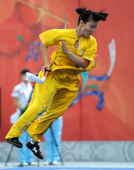 图文民族运动会武术器械赛开赛张蕊表演刀术