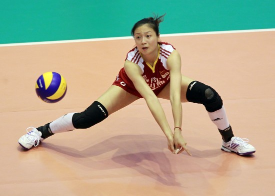 图文女排亚锦赛中国30胜印度魏秋月奋力接球