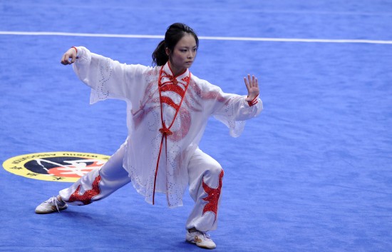 图文-[城运会]李亚获女子太极拳冠军 李亚在比赛中