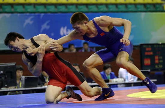 图文城运会摔跤项目比赛赛况彭飞比赛中摔倒对手