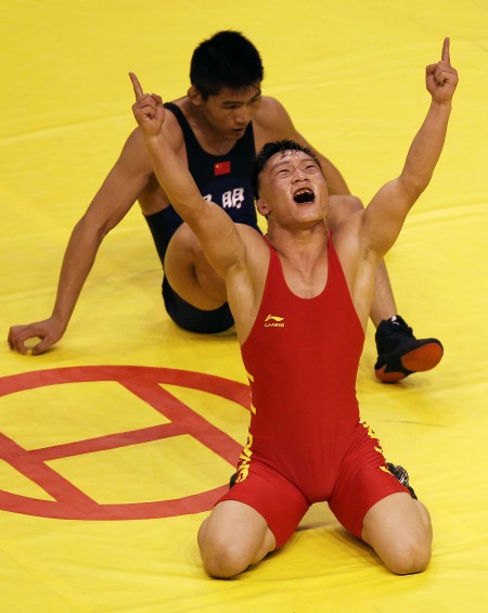 图文-城运会19日摔跤赛况 赵呼和在夺冠后庆祝