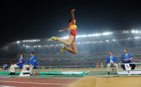 10月21日,深圳选手周小雪在比赛中.