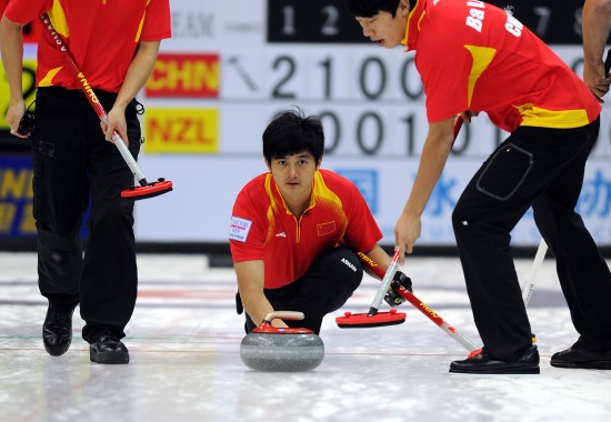 图文冰壶太平洋锦标赛中国男队夺冠徐晓明掷壶