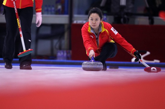 图文-女子冰壶邀请赛中国胜美国 于鑫娜专心掷壶