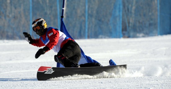 图文冬运会男子单板滑雪张宣在平行大回转比赛中