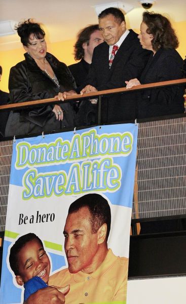 图文拳王阿里庆祝70岁生日阿里和妻子接受祝福