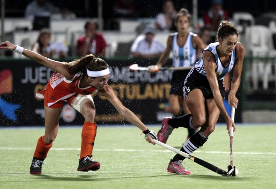 图文-女曲冠军杯阿根廷进决赛 双方争抢激烈