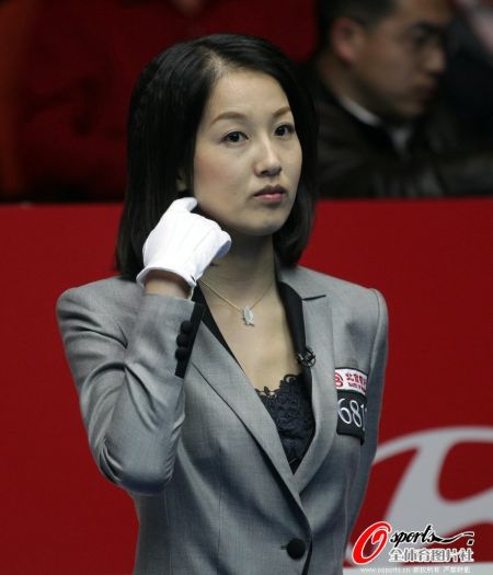 图文-美女裁判诸瑛添彩斯诺克中国赛 轻轻拨动发梢 _综合体育_新浪竞技风暴_新浪网