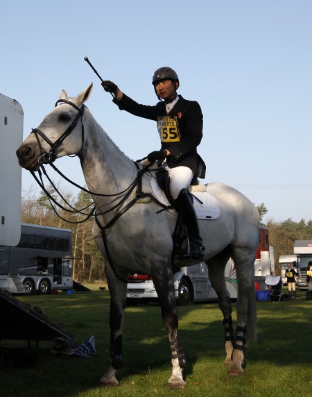 图文-中国骑手华天的一日赛 华天准备出发挥手致意