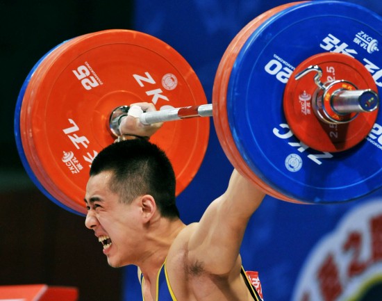 图文-全国男子举重锦标赛77公斤级 陆浩杰在比赛中