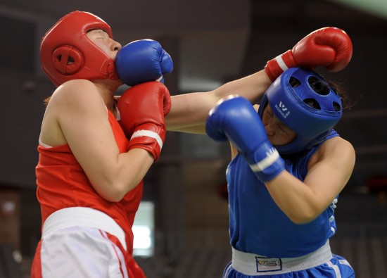 图文-全国女子拳击锦标赛赛况 魏江彦闪躲对手攻击