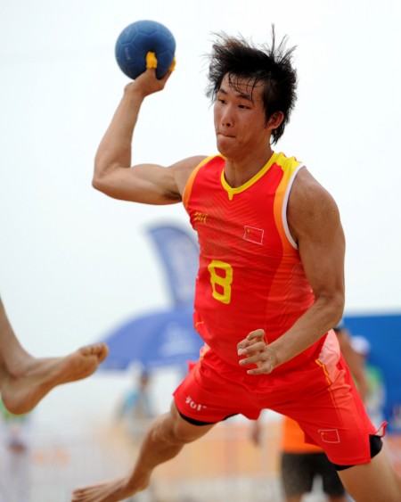 图文亚沙会中国沙滩手球队告负王炳华主动进攻