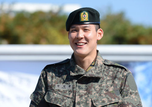 图文-朴泰桓正装参加军事训练 朴泰桓露温暖笑容