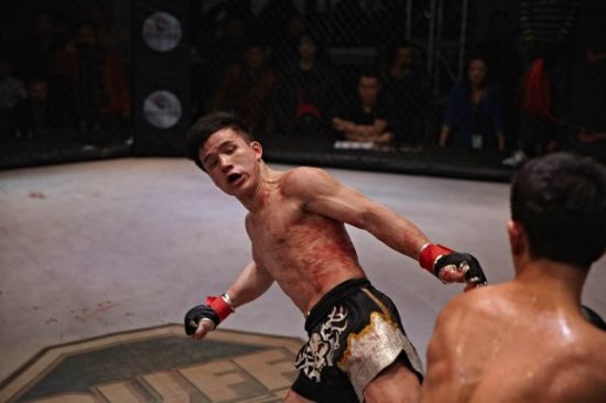 图文-锐武终极格斗第7期回顾 张美煊鲜血染身飞踢