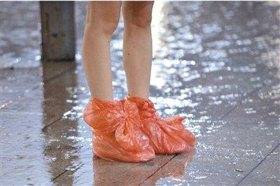 女生赤脚雨中图片