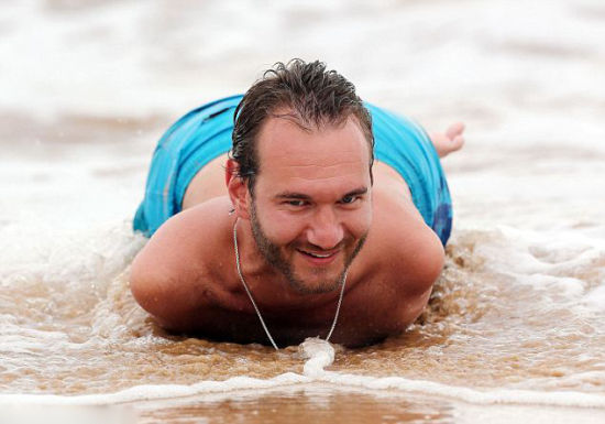 澳大利亚无四肢男子海上冲浪传递正能量