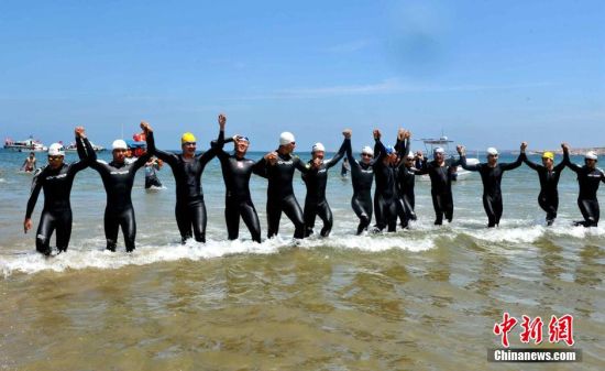 两岸14位"泳士"成功横渡台湾海峡