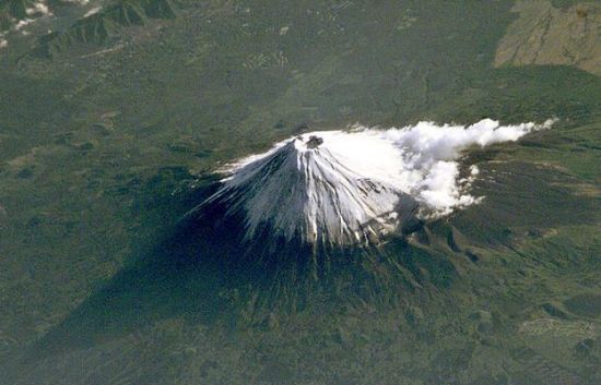 富士山最后一次喷发是在1707年,当时飘落在东京的火山灰也厚达4厘米.
