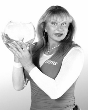 55岁的拉娜·罗莉丝成为了女子组的冠军,但她的夺冠却引起了大量参赛