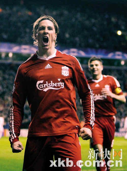 托雷斯和身后的杰拉德联袂破敌.