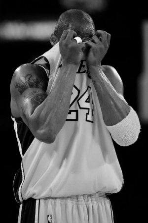 科比遮面"蒙羞"