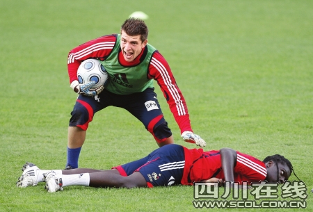 年,维维安·福在跟随法国队参加联合会杯比赛时,突然猝死在了草坪上