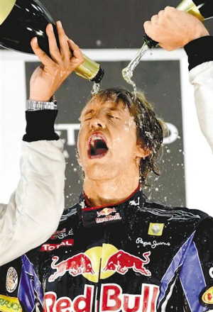 刚一开始,阿隆索手里握着王牌,做着跳上王座的热身动作.