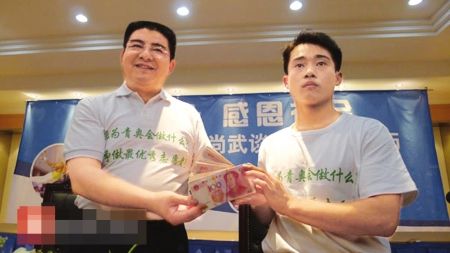 张尚武上岗先收8万见面礼 陈光标:我不会为付出后悔